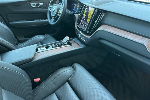 2024 Volvo XC60 Recharge T8 Ultimate Dark Theme