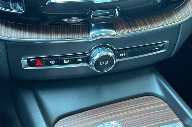 2024 Volvo XC60 Recharge T8 Ultimate Dark Theme
