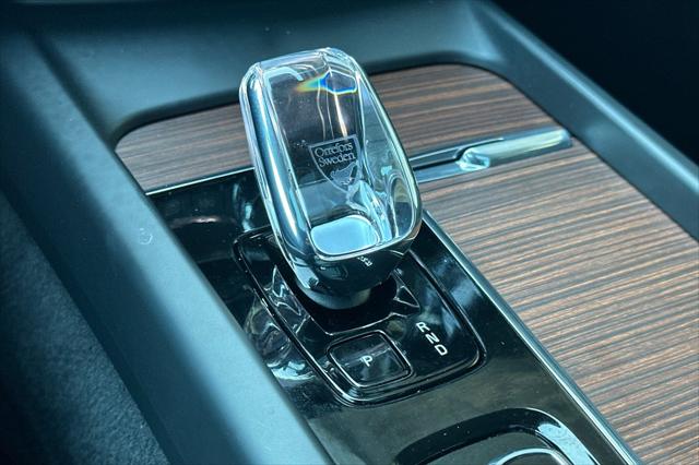 2024 Volvo XC60 Recharge T8 Ultimate Dark Theme