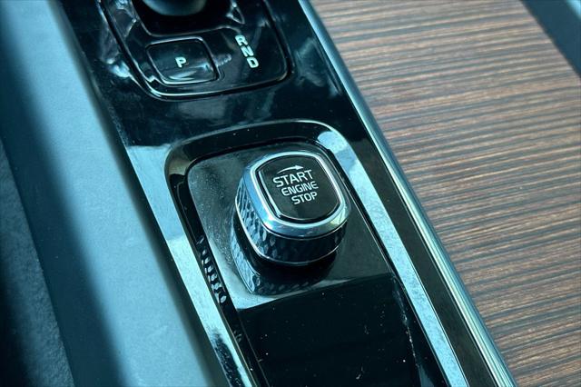2024 Volvo XC60 Recharge T8 Ultimate Dark Theme