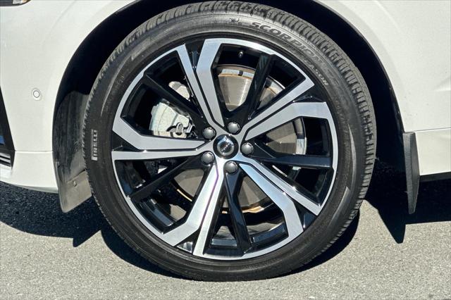 2024 Volvo XC60 Recharge T8 Ultimate Dark Theme