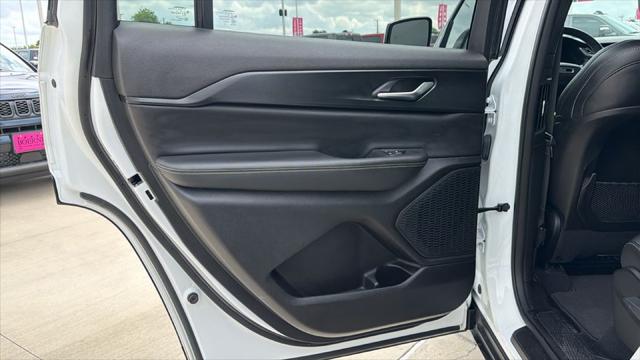 2023 Jeep Grand Cherokee L Altitude 4x2