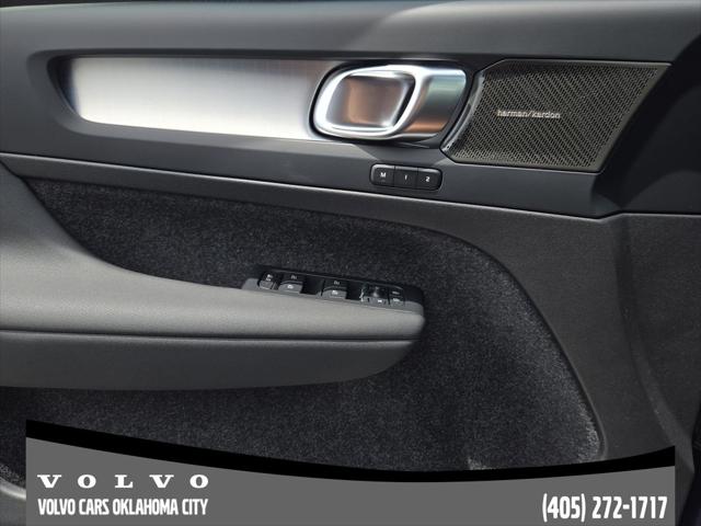 2026 Volvo XC40 Black Edition Ultra, B5 AWD Gas (mild hybrid)