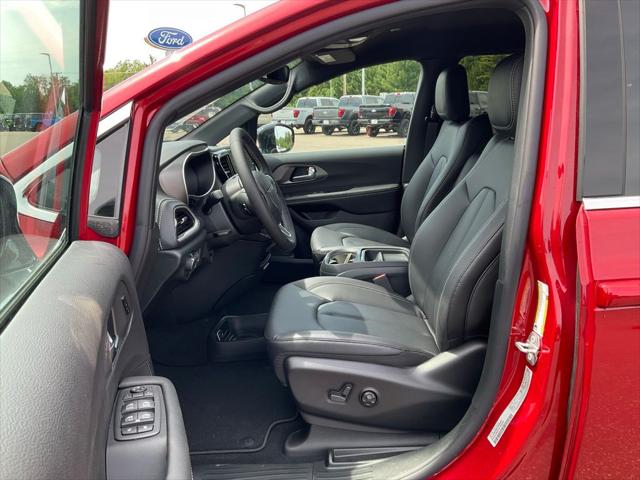 2027 Chrysler Pacifica Select