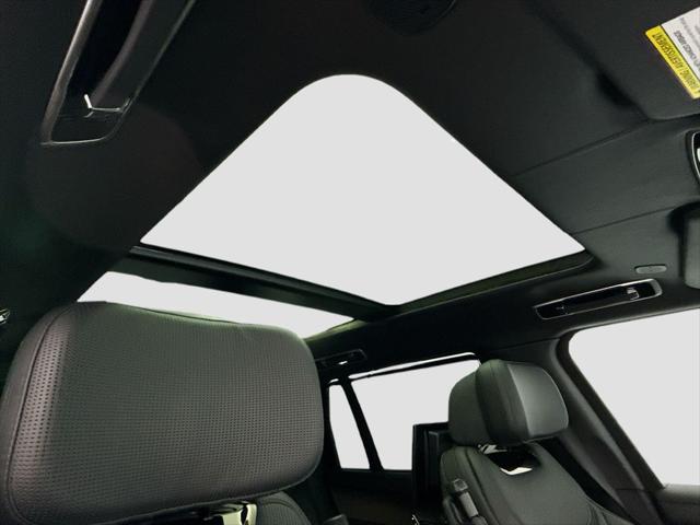 2026 Land Rover Range Rover P615 SV