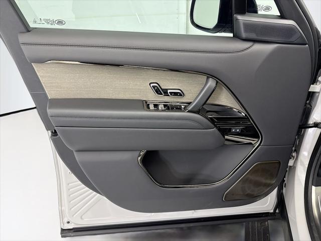 2026 Land Rover Range Rover P615 SV