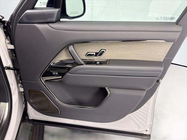 2026 Land Rover Range Rover P615 SV