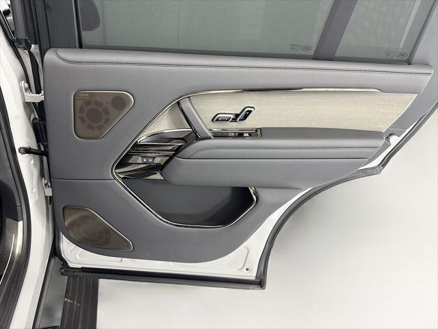 2026 Land Rover Range Rover P615 SV