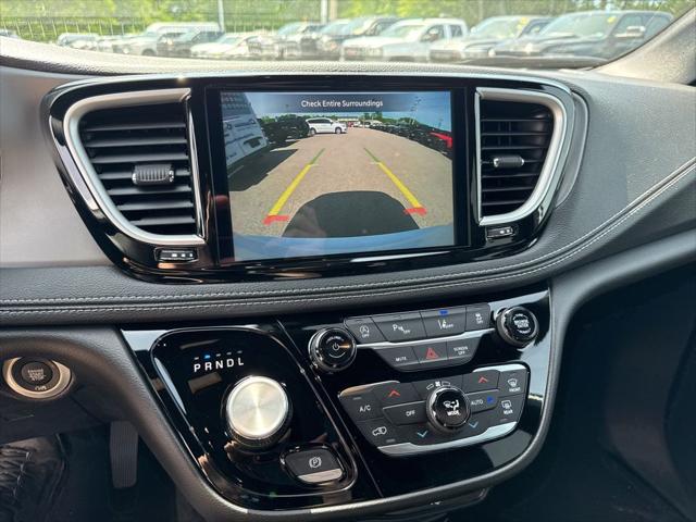 2027 Chrysler Pacifica Select