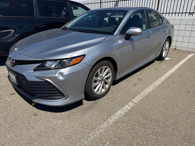 2024 Toyota Camry LE's photo