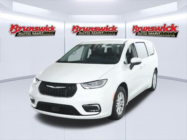 2023 Chrysler Pacifica Touring L for sale in Brunswick, OH