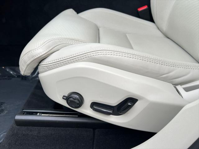 2023 Volvo XC60 B6 Ultimate Dark Theme