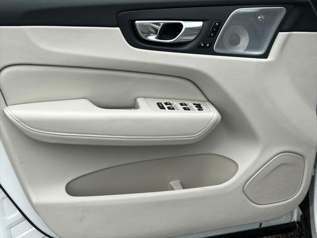 2023 Volvo XC60 B6 Ultimate Dark Theme