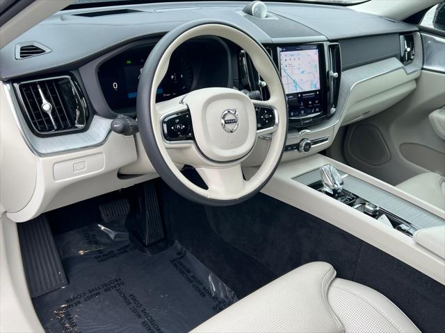 2023 Volvo XC60 B6 Ultimate Dark Theme