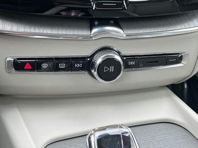 2023 Volvo XC60 B6 Ultimate Dark Theme