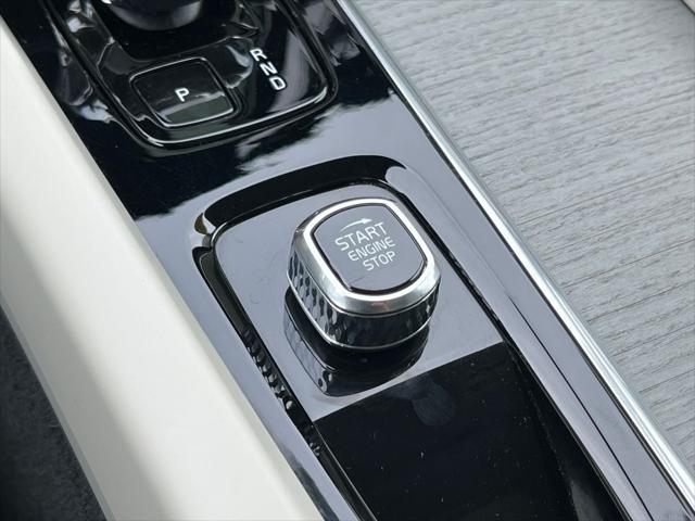 2023 Volvo XC60 B6 Ultimate Dark Theme