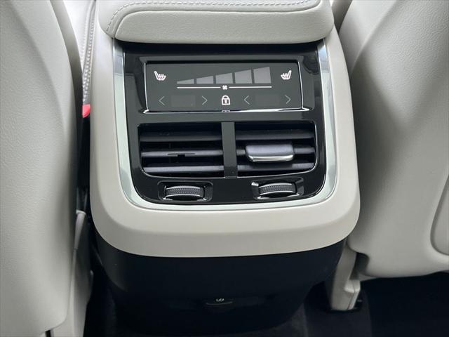 2023 Volvo XC60 B6 Ultimate Dark Theme