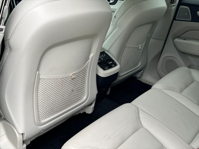 2023 Volvo XC60 B6 Ultimate Dark Theme
