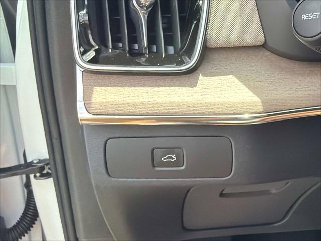 2026 Volvo XC90 Plus, B5 AWD Gas (mild hybrid), Gasoline, Bright, 7 Seats