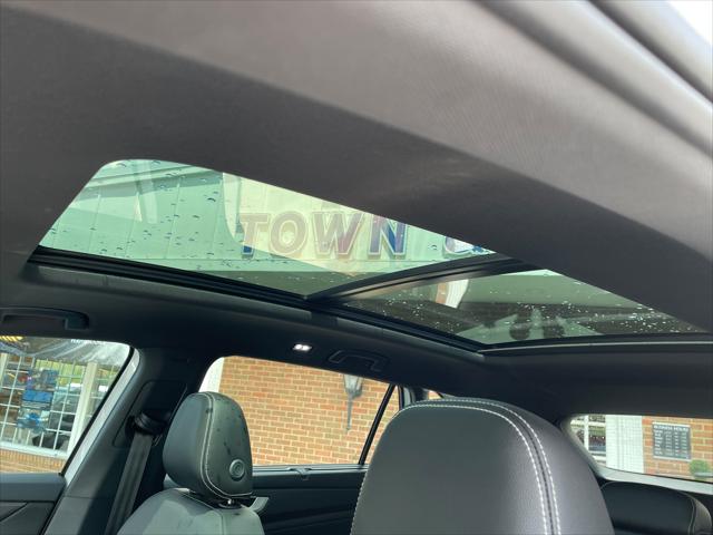 2024 Volkswagen Atlas Cross Sport 2.0T SEL R-Line