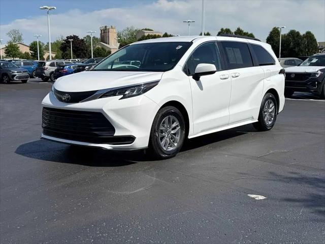 2022 Toyota Sienna LE for sale in Brunswick, OH