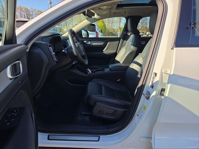 2025 Volvo XC40 B5 Plus Dark Theme