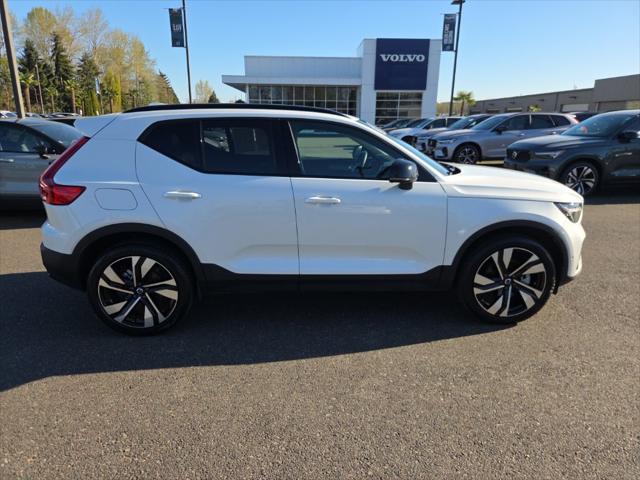 2025 Volvo XC40 B5 Plus Dark Theme