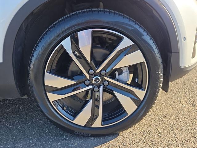 2025 Volvo XC40 B5 Plus Dark Theme