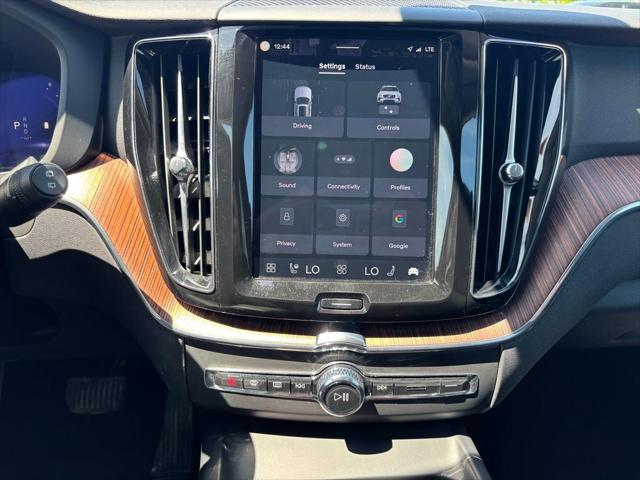 2024 Volvo XC60 B5 Plus Dark Theme