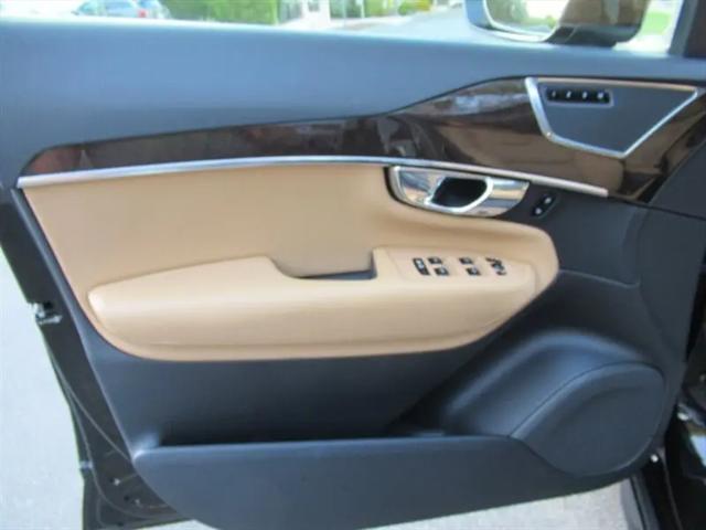 2016 Volvo XC90 T6 Momentum