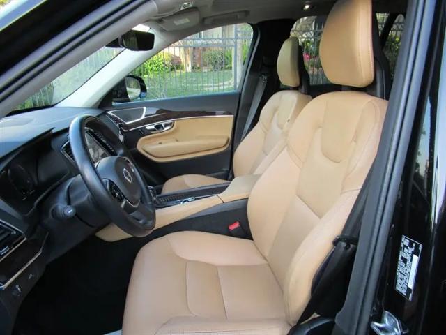 2016 Volvo XC90 T6 Momentum