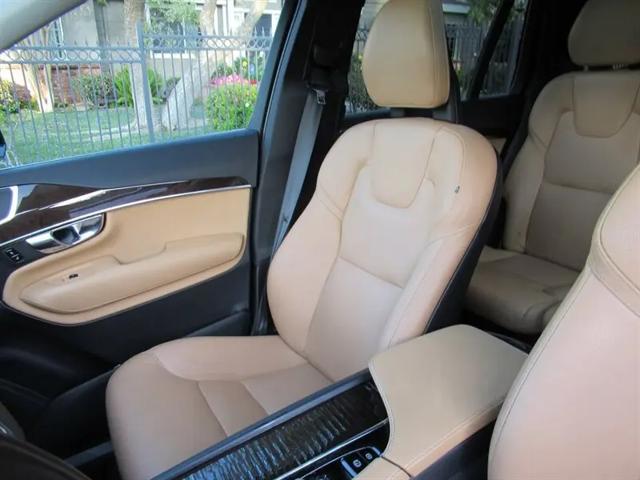 2016 Volvo XC90 T6 Momentum