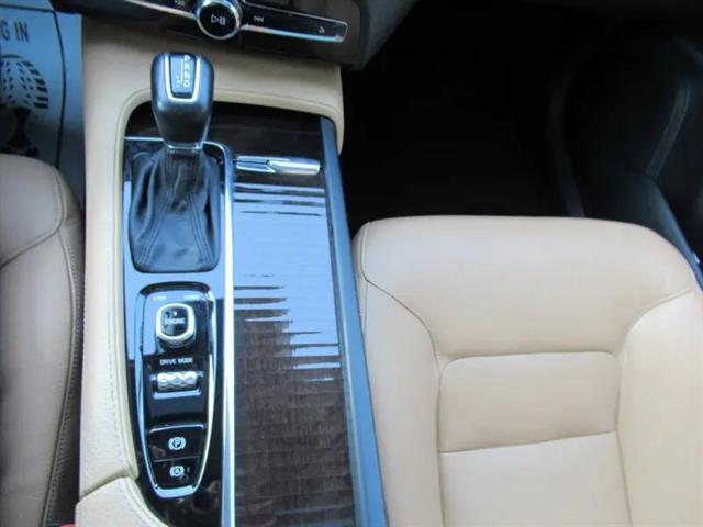 2016 Volvo XC90 T6 Momentum