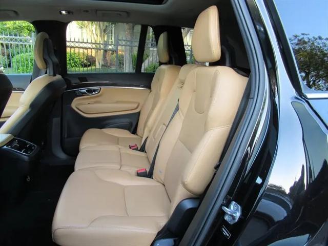 2016 Volvo XC90 T6 Momentum