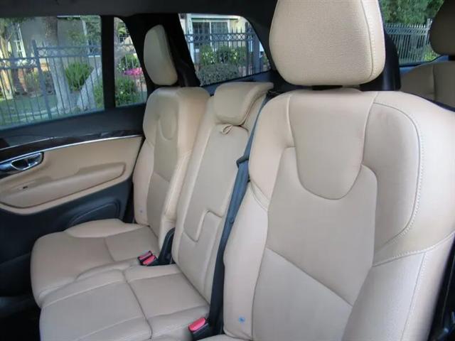 2016 Volvo XC90 T6 Momentum