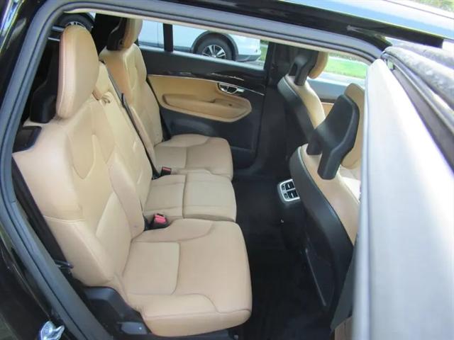 2016 Volvo XC90 T6 Momentum