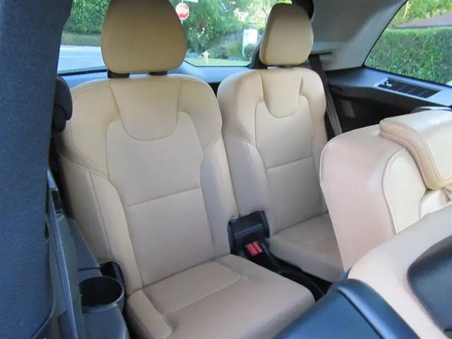 2016 Volvo XC90 T6 Momentum