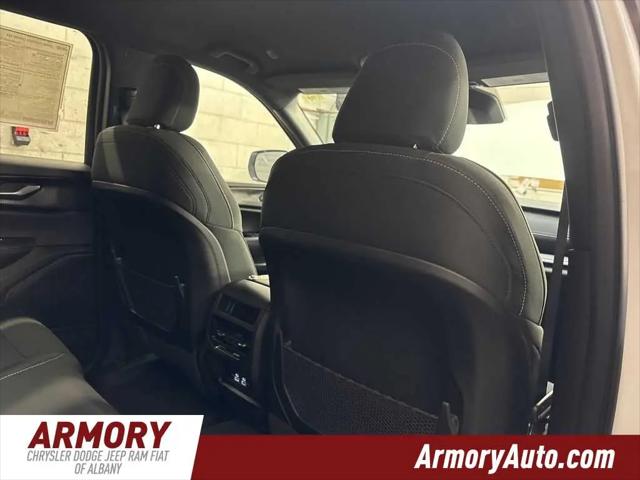 2026 Jeep Grand Cherokee Laredo 4x4
