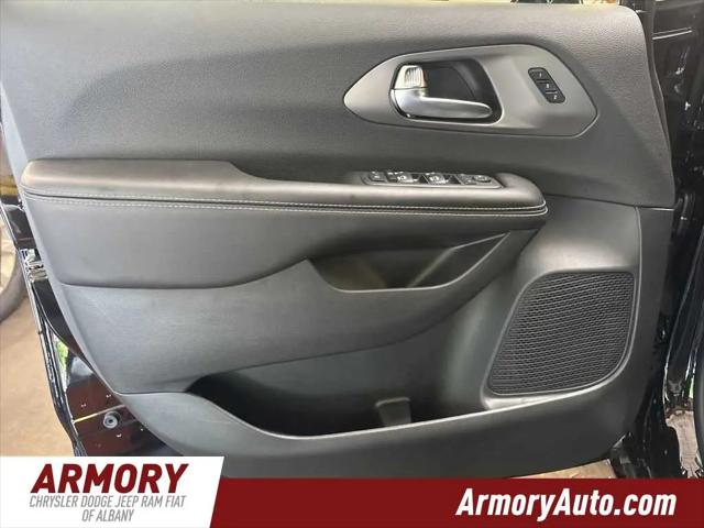 2027 Chrysler Pacifica Select AWD