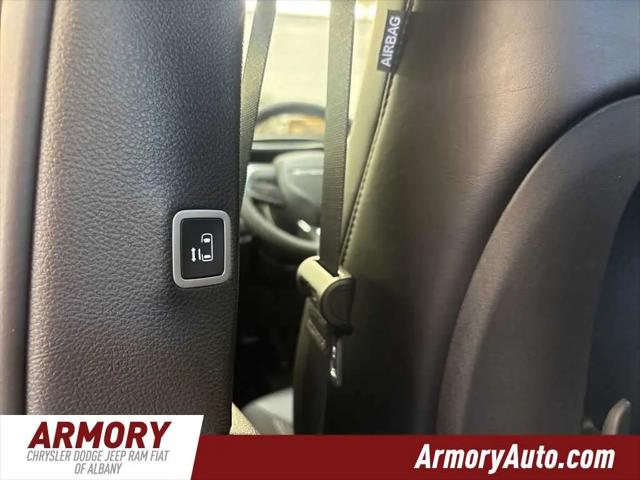 2027 Chrysler Pacifica Select AWD