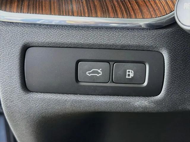 2023 Volvo XC60 Recharge T8 Plus Dark Theme