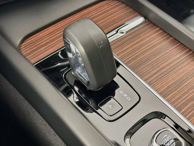 2023 Volvo XC60 Recharge T8 Plus Dark Theme