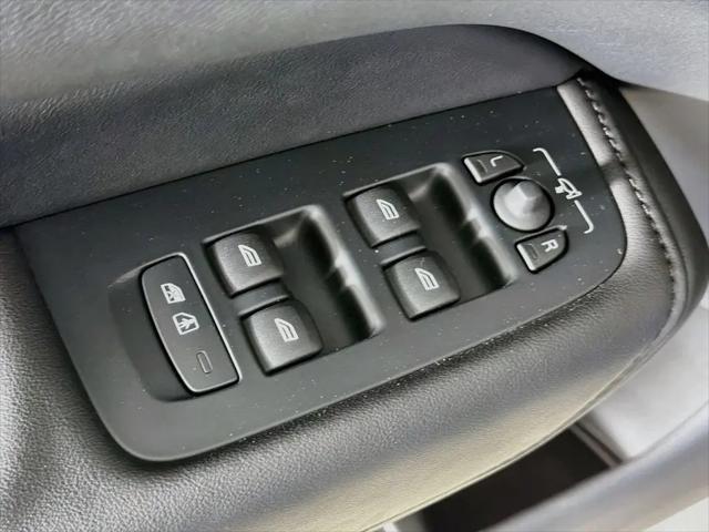 2023 Volvo XC60 Recharge T8 Plus Dark Theme