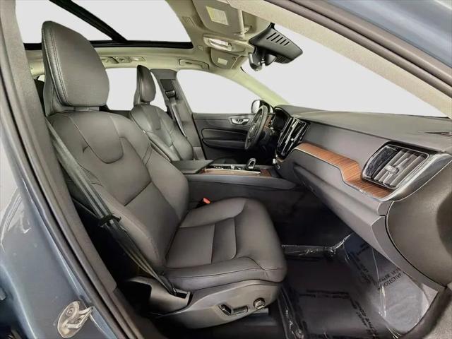 2023 Volvo XC60 Recharge T8 Plus Dark Theme