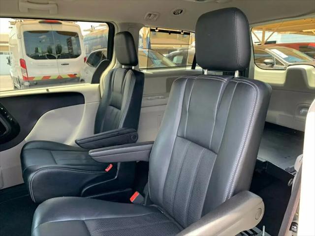 2015 Chrysler Town & Country Touring-L
