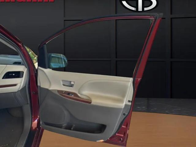2013 Toyota Sienna XLE V6 8 Passenger