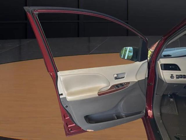 2013 Toyota Sienna XLE V6 8 Passenger
