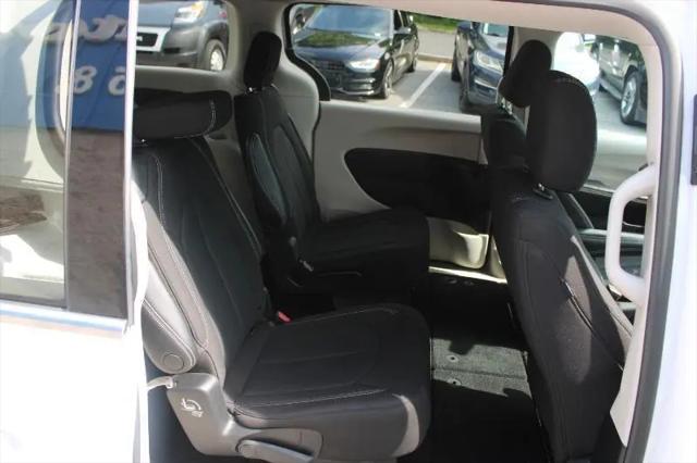 2022 Chrysler Voyager LX