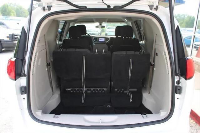 2022 Chrysler Voyager LX