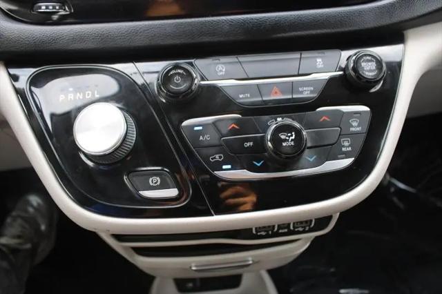 2022 Chrysler Voyager LX